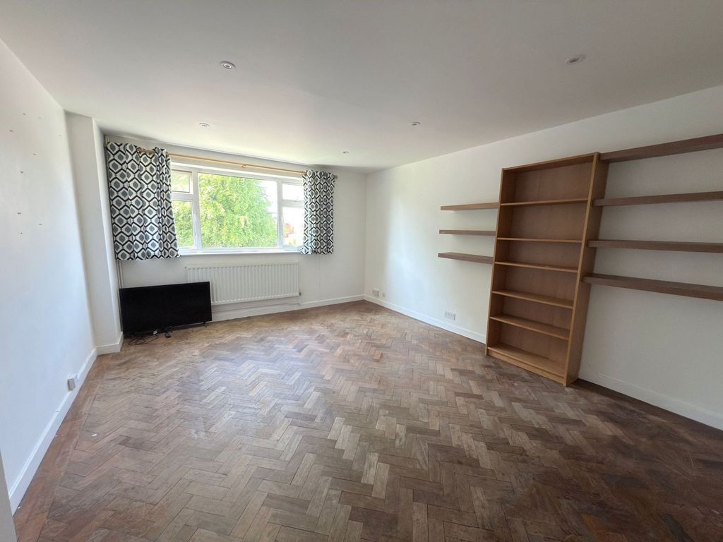 2 bed flat for saleWindfield, Leatherhead KT22 photo 3