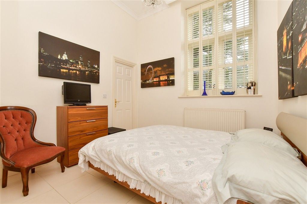 2 bed flat for saleLavender Close, Leatherhead, Surrey KT22 photo 5