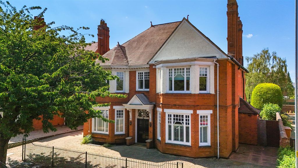 5 bed detached house for saleThe Drive, Kingsley, Northampton NN1