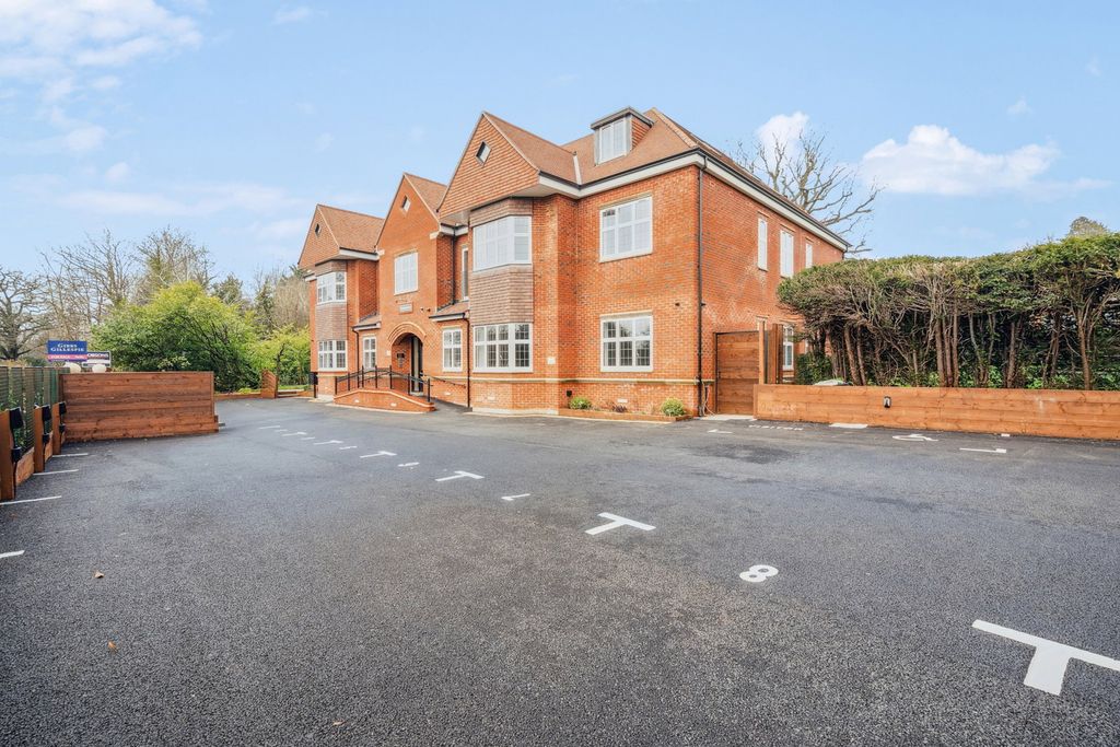 2 bed flat for sale13 Green Lane, Northwood HA6
