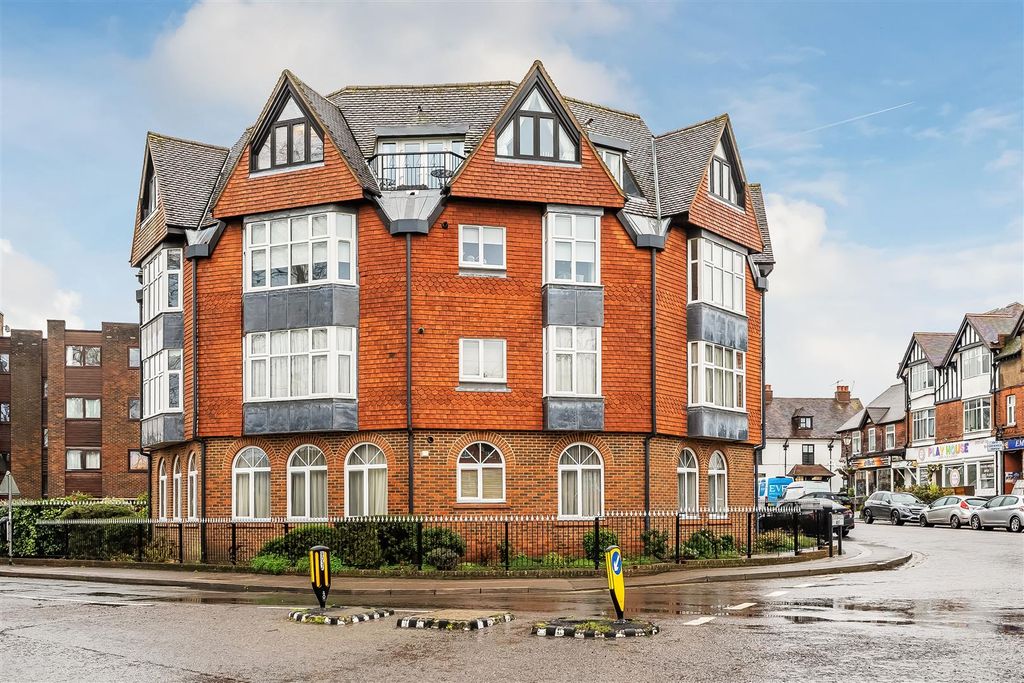 2 bed flat for saleStation Road West, Oxted RH8