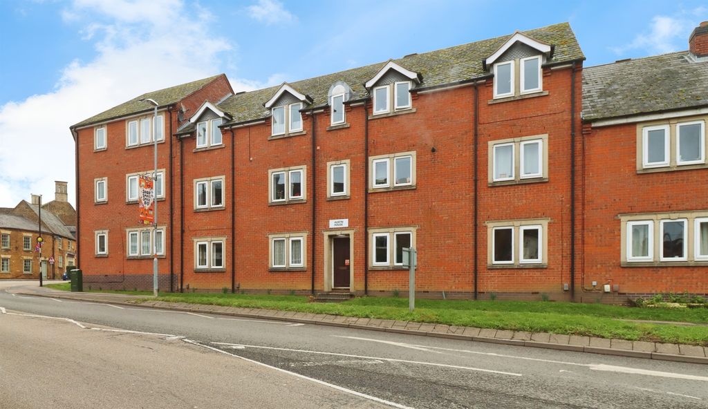 2 bed flat for saleHigh Street, Rothwell, Kettering NN14