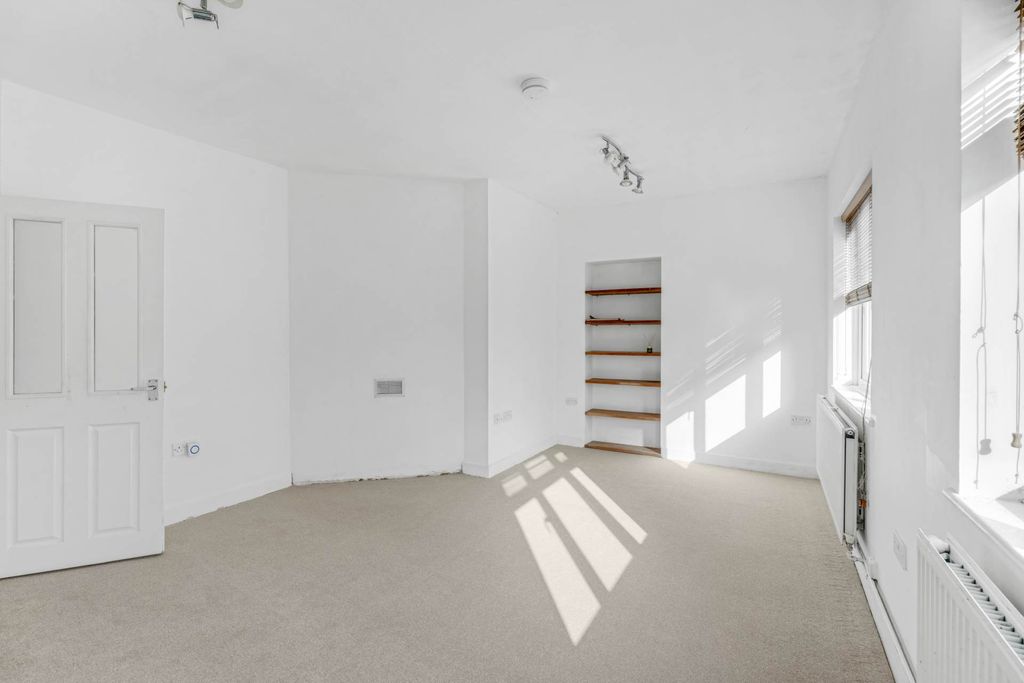 Additional image 5 of 2 bed maisonette for saleHigh Street, Newport Pagnell MK16