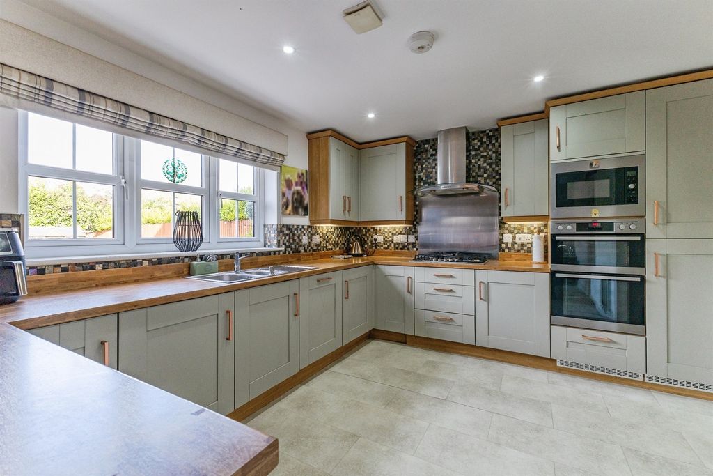 4 bed detached house for saleSalis Close, Middlesbrough TS5 photo 4