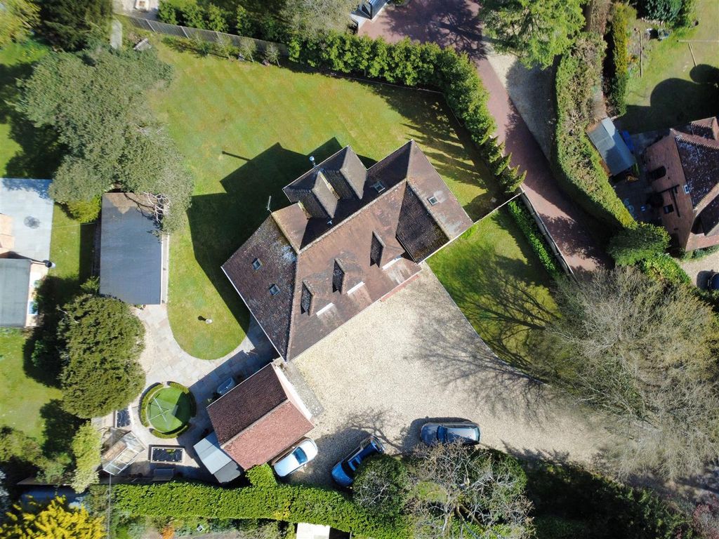 5 bed detached house for saleRound End, Wash Common, South Newbury RG14 photo 3