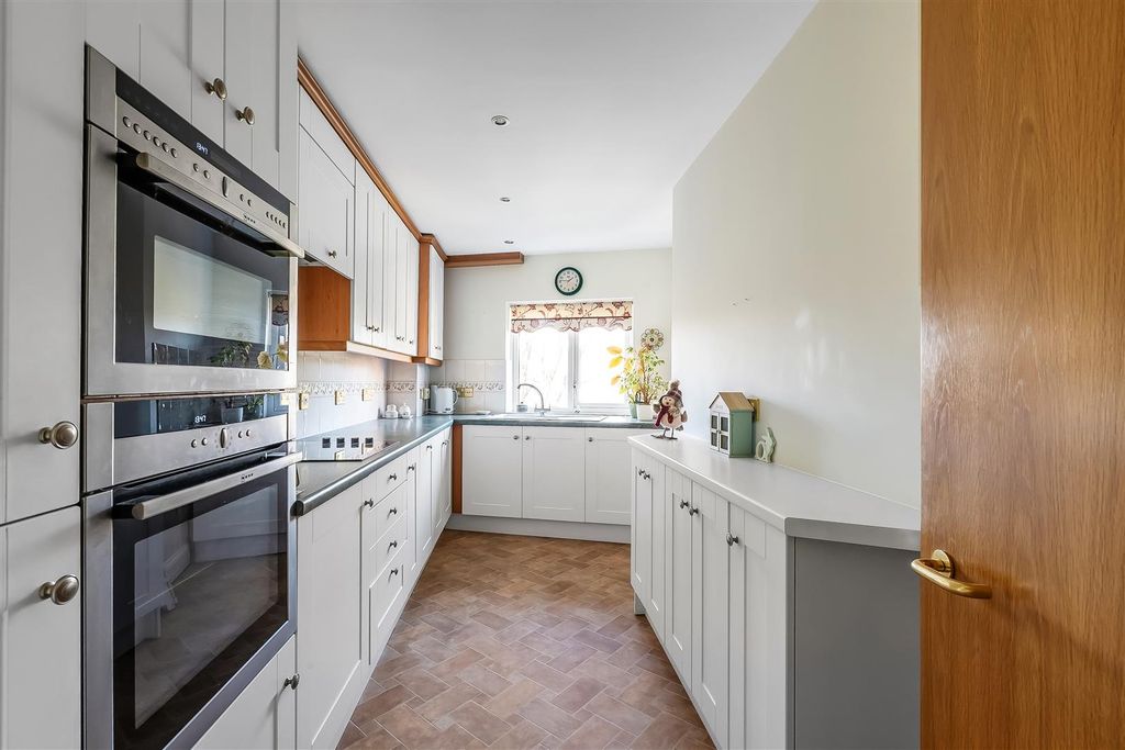 2 bed flat for saleStation Road West, Oxted RH8 photo 5
