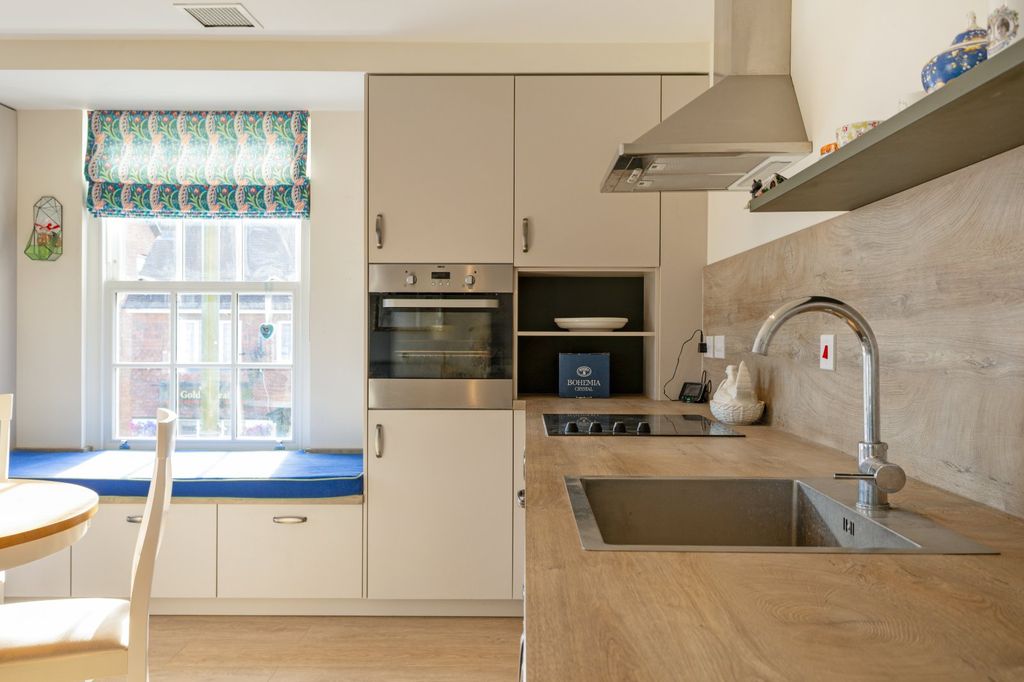 2 bed flat for saleBepton Road, Midhurst, West Sussex GU29 photo 3