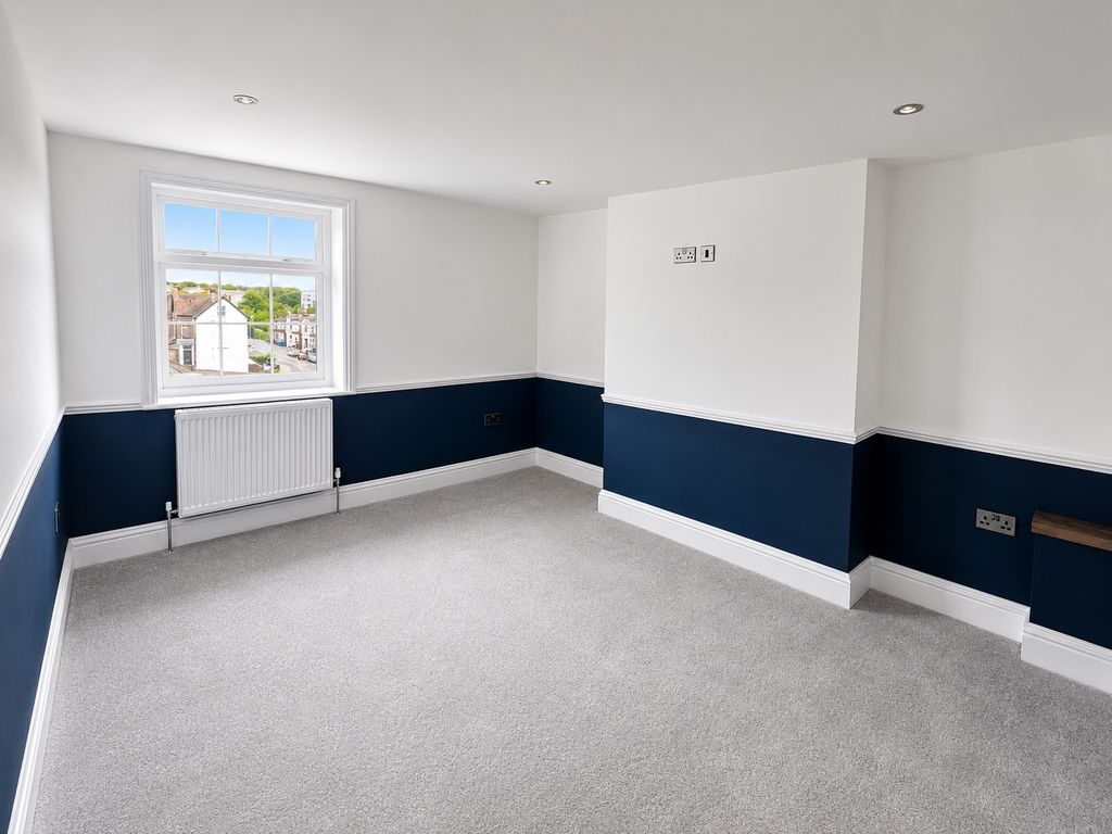 2 bed flat for saleMarine Gardens, Margate CT9 photo 3