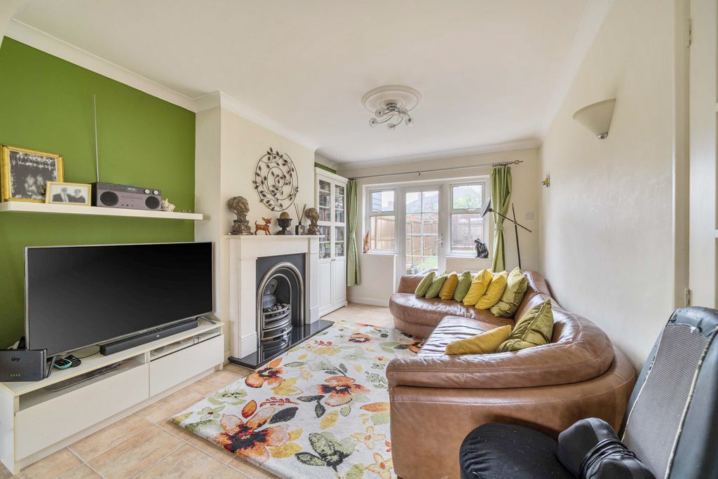 4 bed semi-detached house for saleOldfields Circus, Northolt, Middlesex UB5 photo 2