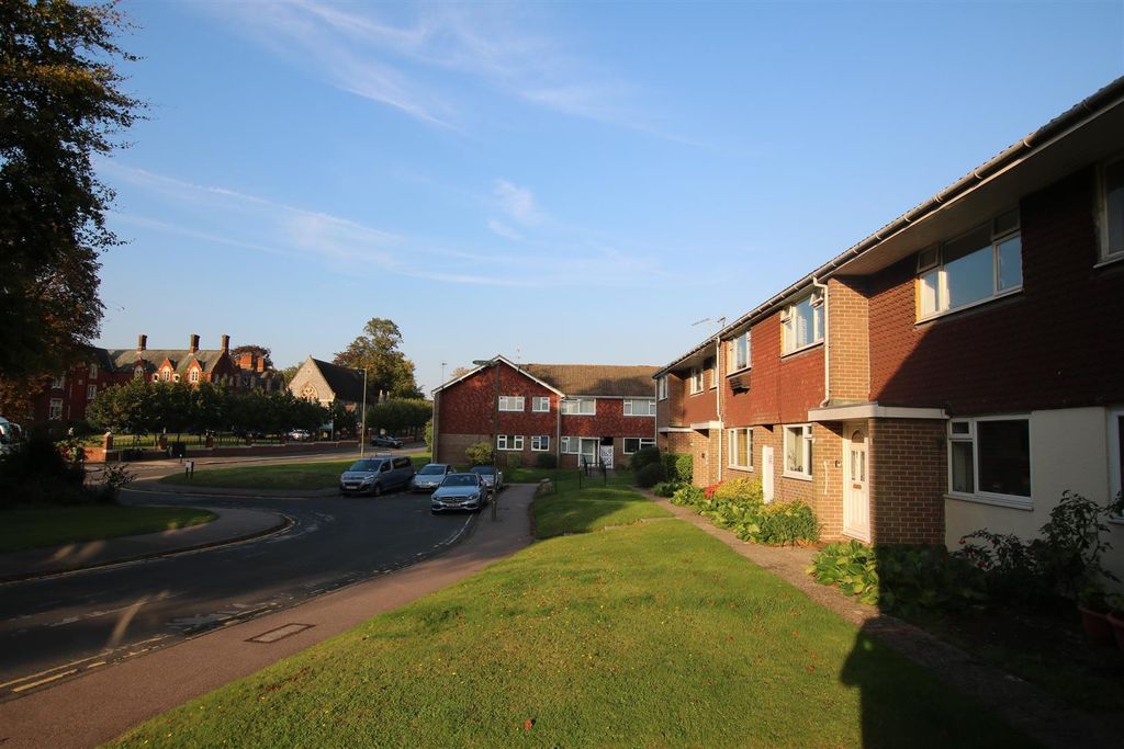 2 bed maisonette for saleWindfield, Leatherhead KT22 photo 5