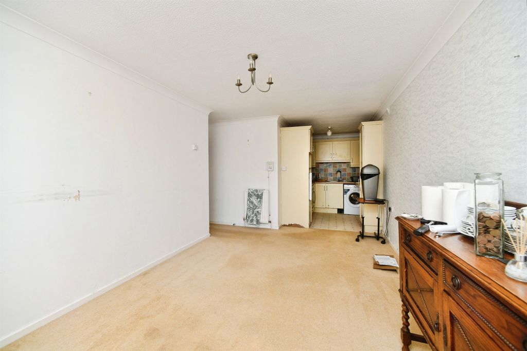 1 bed flat for saleCentral Avenue, Telscombe Cliffs, Peacehaven BN10 photo 4