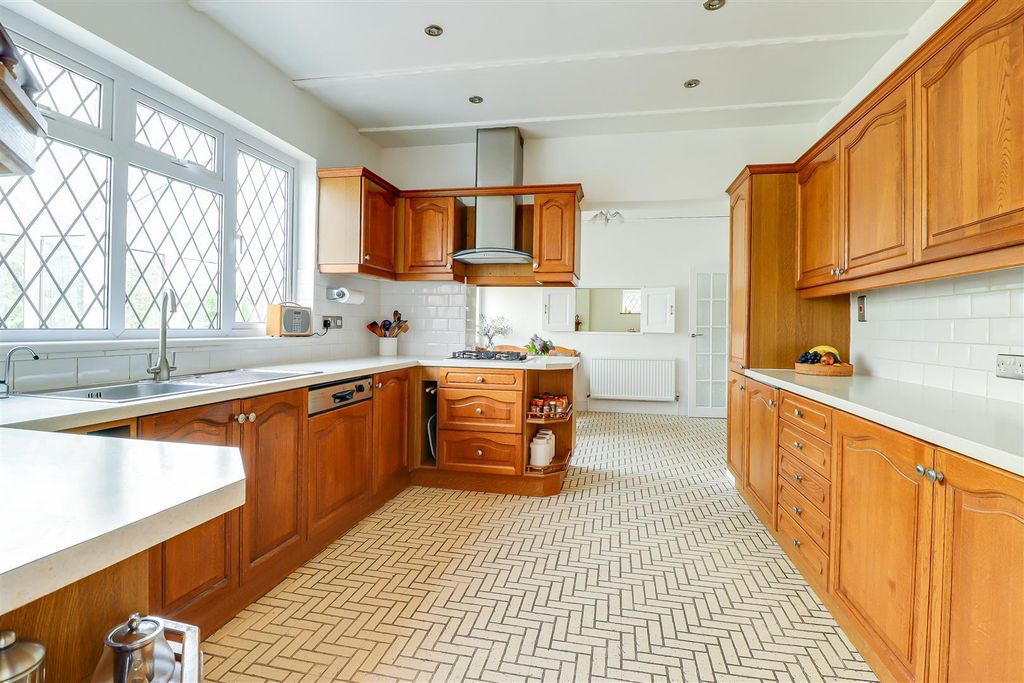 Additional image 9 of 5 bed detached house for saleWoodside, Leigh-On-Sea SS9
