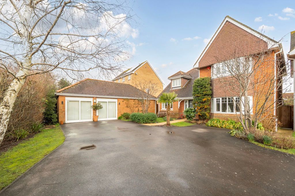 4 bed detached house for saleDarwin Close, Lee-On-The-Solent PO13