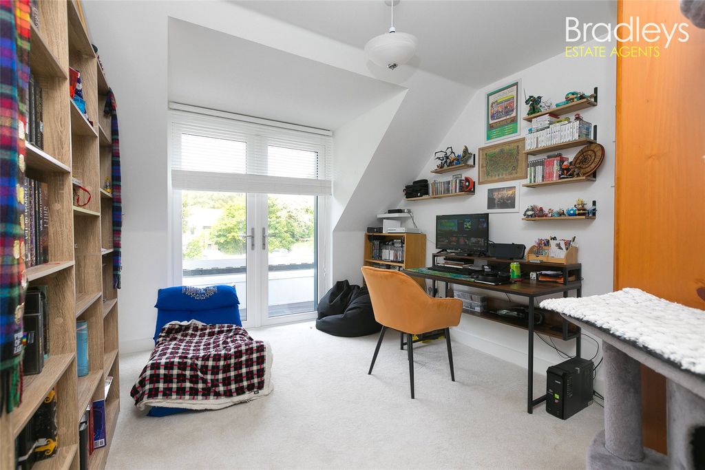 2 bed flat for saleCentenary Way, Penzance, Cornwall TR18 photo 5