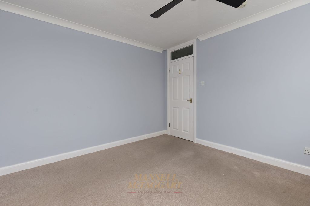 2 bed flat for saleManning Close, East Grinstead RH19 photo 4