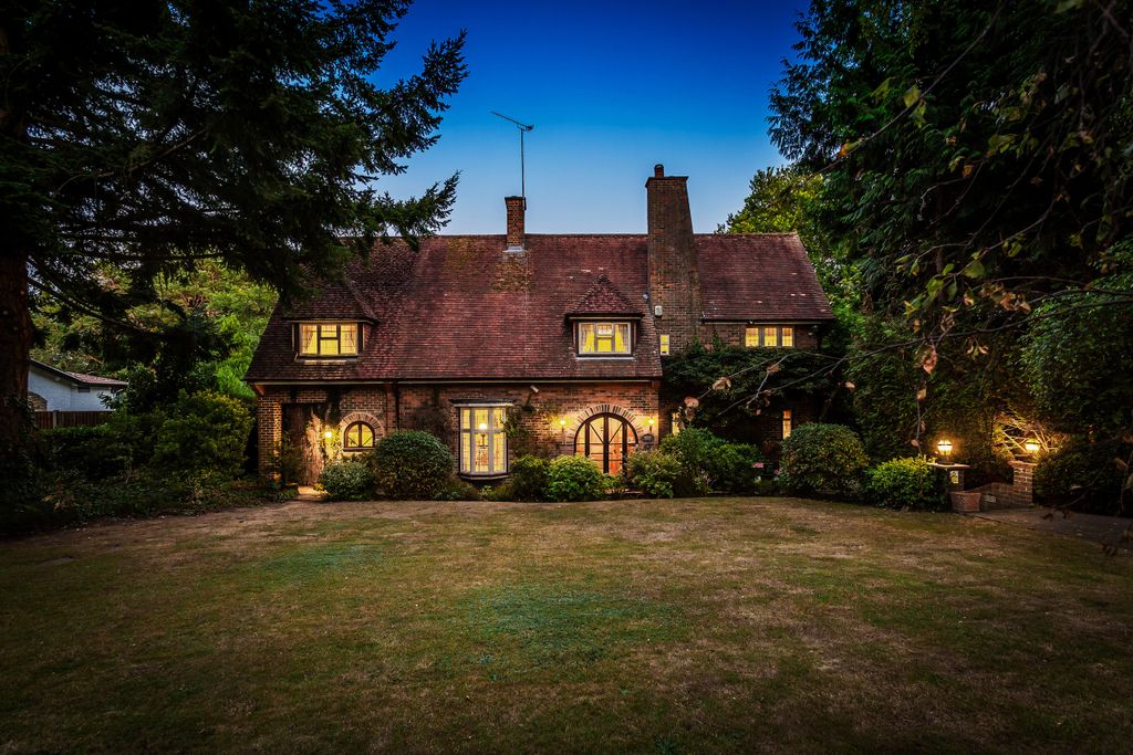3 bed detached house for saleSilver Lane, Purley, Surrey CR8