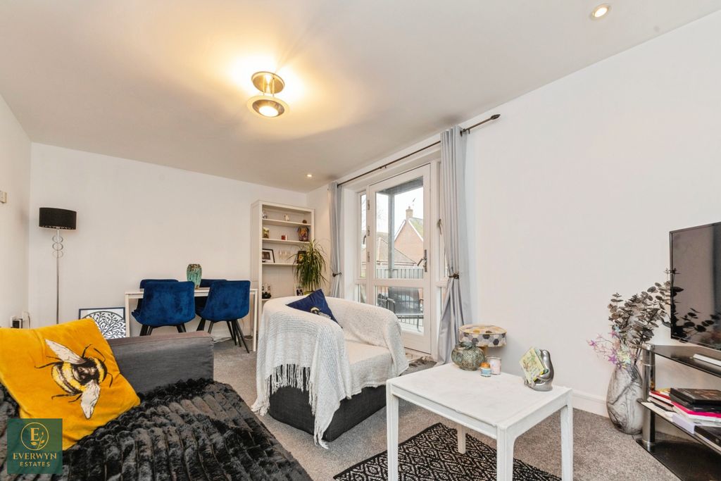 2 bed flat for saleSchool Lane, Mistley CO11 photo 2