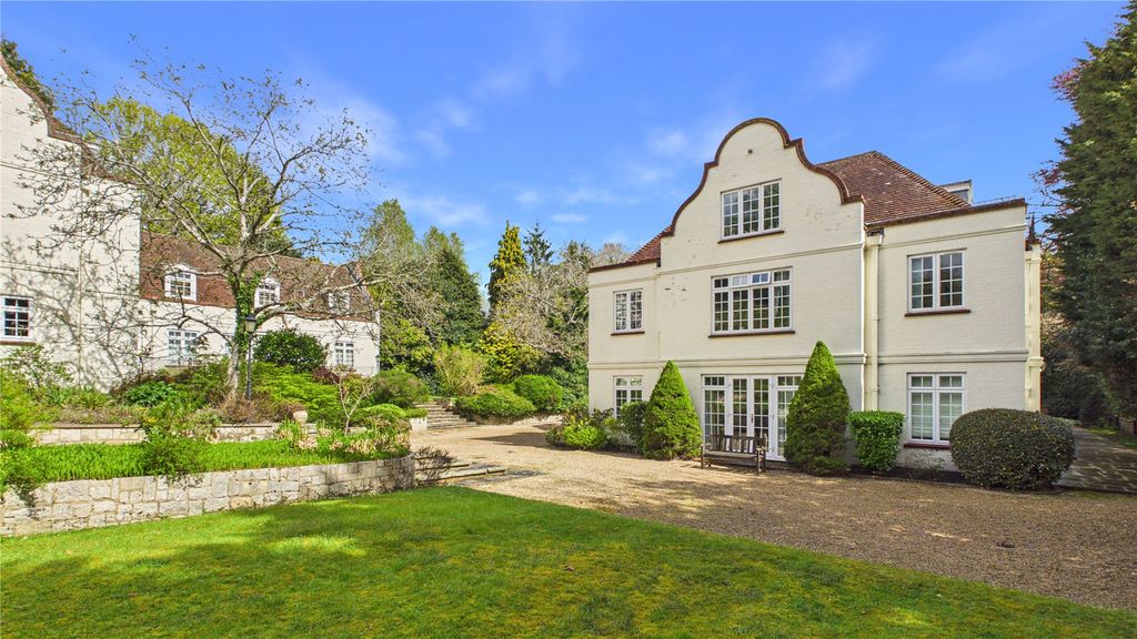 2 bed flat for saleLightwater, Surrey GU18