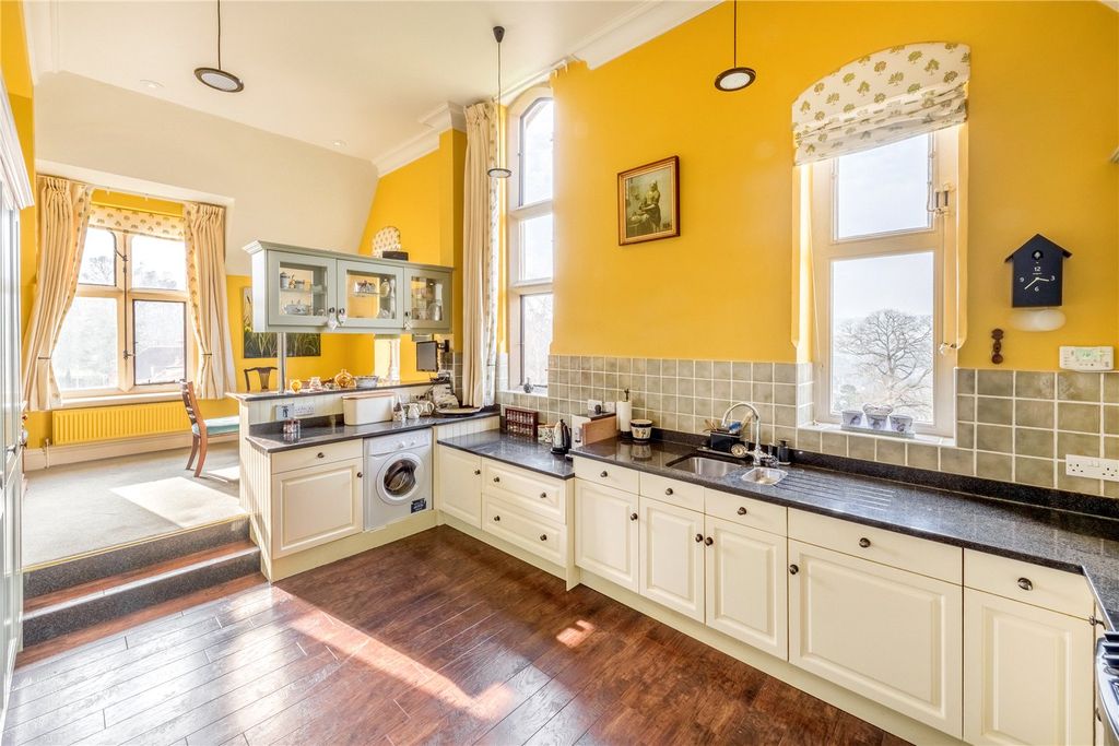 3 bed flat for saleWolfs Row, Oxted, Surrey RH8 photo 5