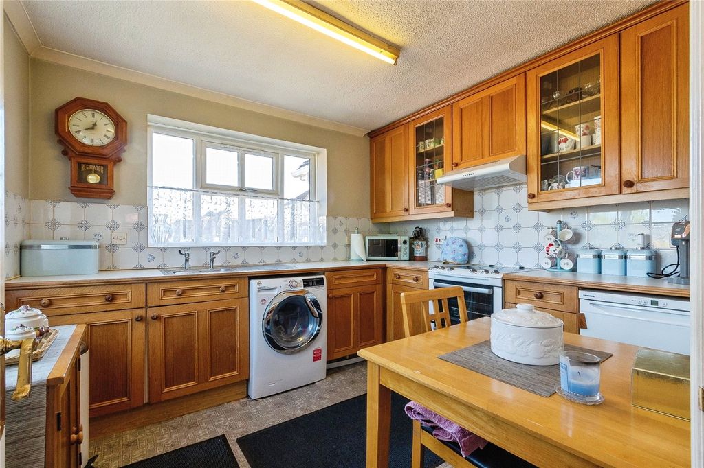 2 bed flat for saleMeadow Close, Colchester CO7 photo 4