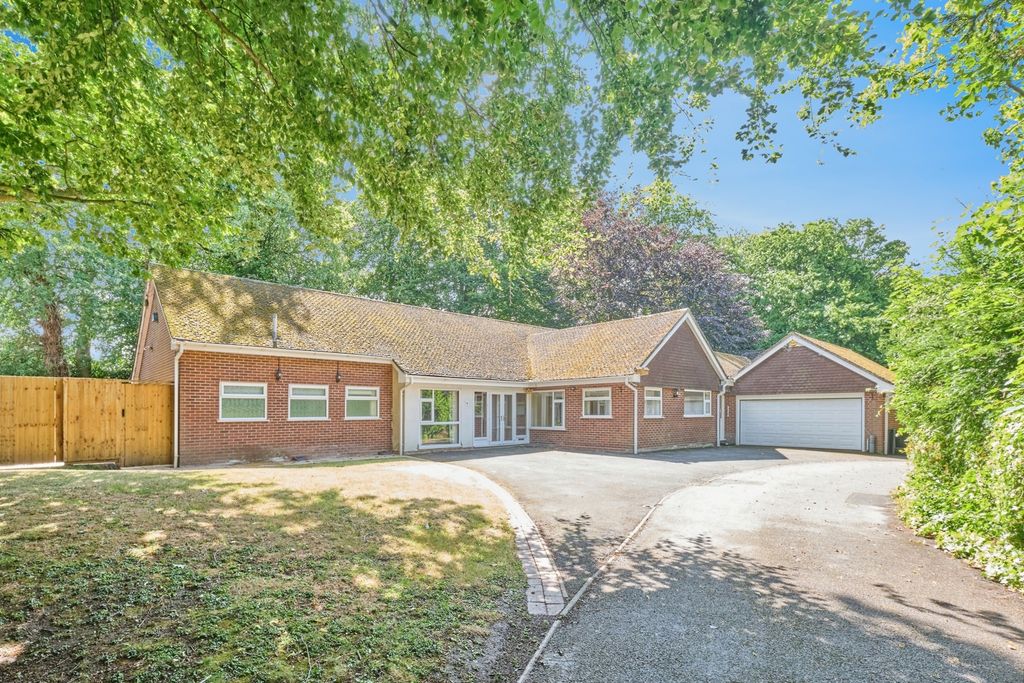 4 bed bungalow for saleStowe Hill Gardens, Lichfield, Staffordshire WS13