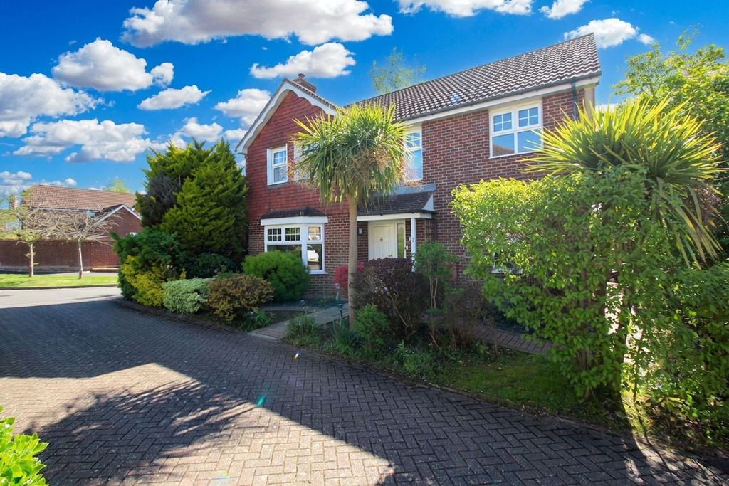 4 bed detached house for saleJohn Newington Close, Kennington TN24