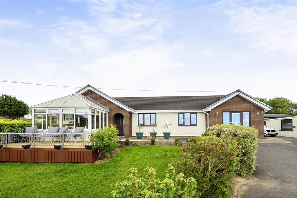 3 bed detached bungalow for saleLlanarth SA47