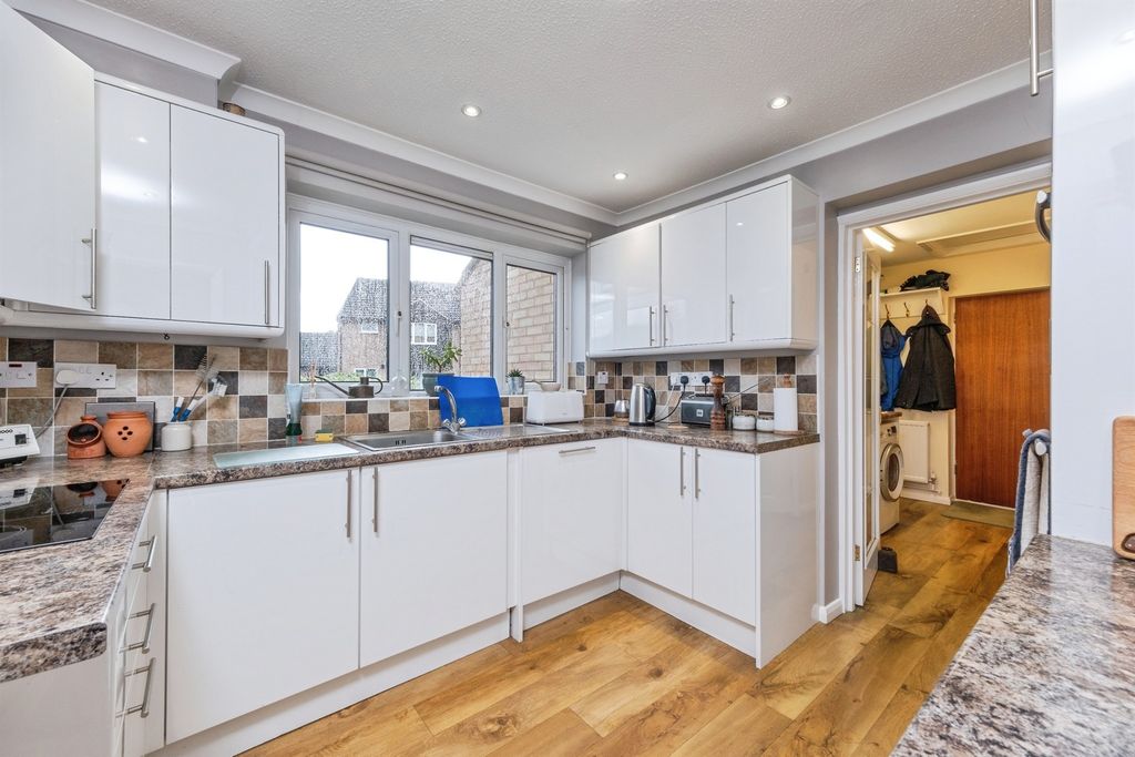 4 bed link detached house for saleCarters Close, Sherington, Newport Pagnell MK16 photo 4