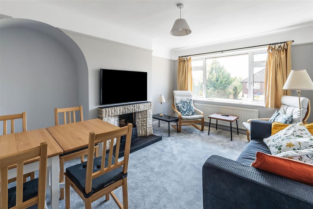 2 bed maisonette for saleMinchin Close, Leatherhead KT22 photo 2