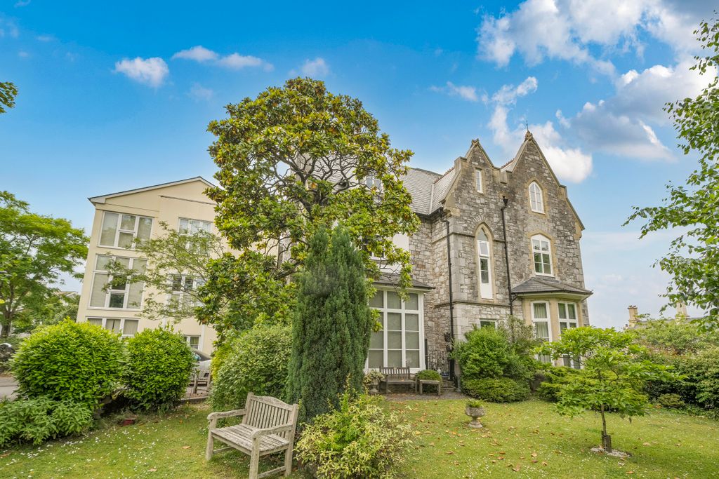 2 bed flat for saleLethbridge Court, Courtenay Park Road, Newton Abbot TQ12