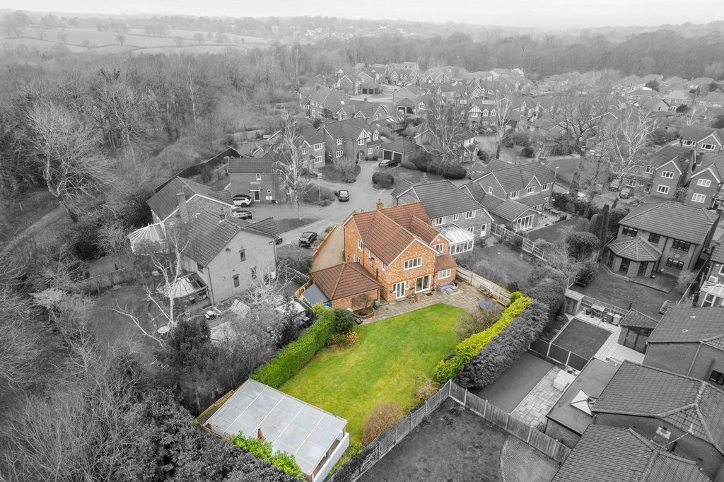 5 bed detached house for saleDingle Close, Tytherington SK10 photo 2