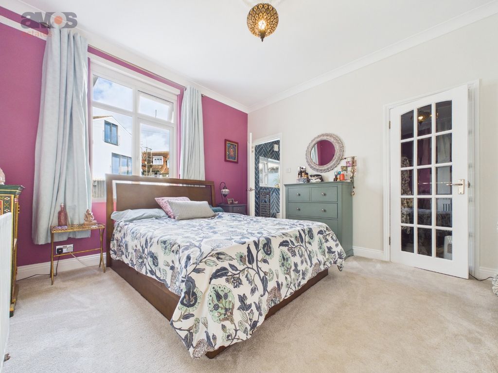 Additional image 14 of 2 bed flat for saleGrand Parade, Leigh-On-Sea SS9