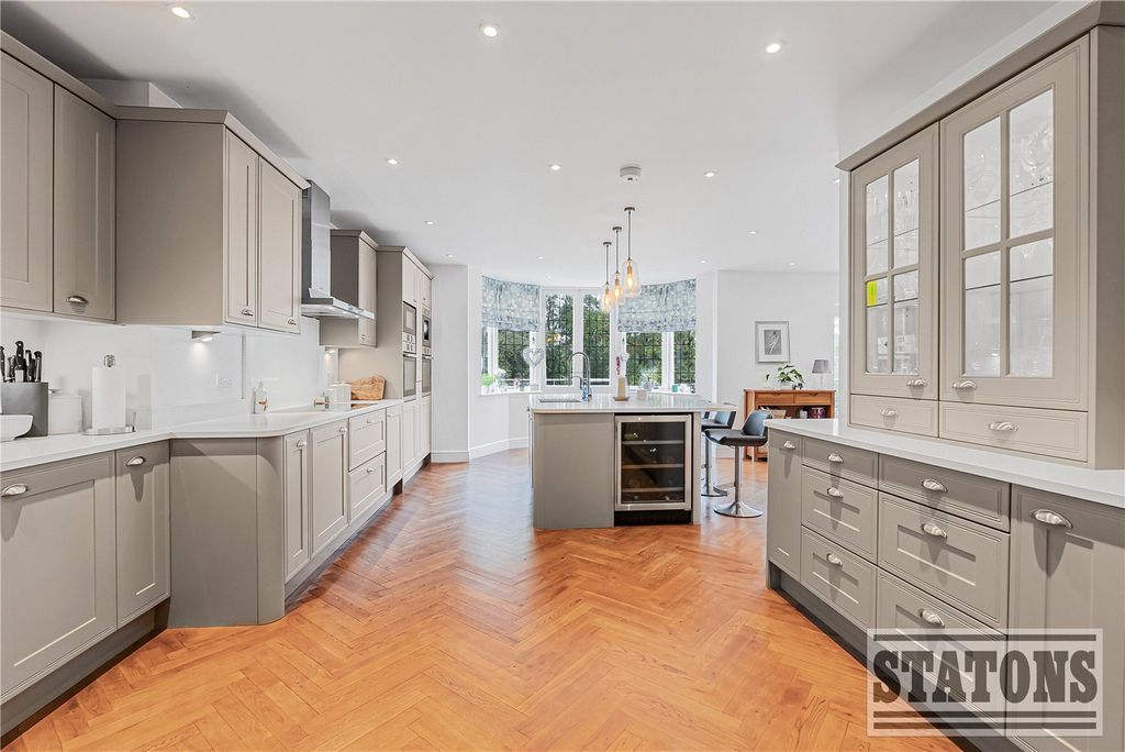Additional image 5 of 4 bed detached house for saleThe Avenue, Potters Bar, Hertfordshire EN6