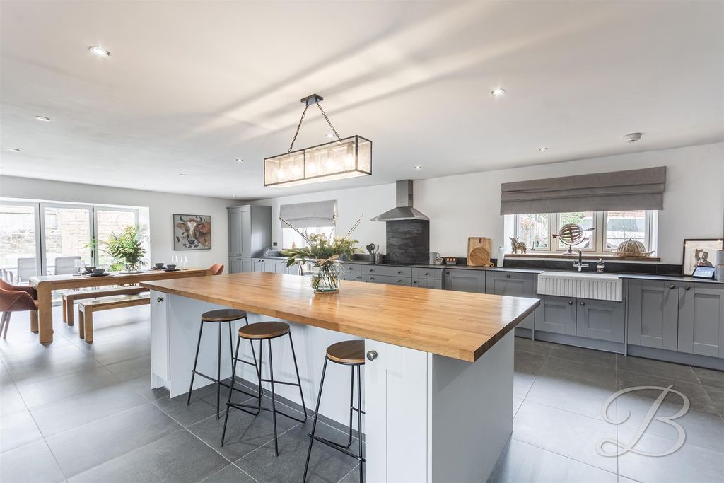 4 bed barn conversion for salePark Hall Farm, Mansfield Woodhouse, Mansfield NG19 photo 5