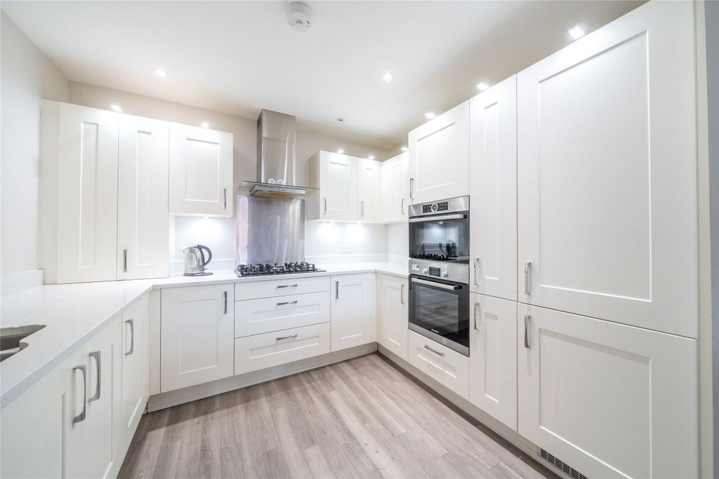 2 bed flat for saleHartfield Road, Leatherhead, Surrey KT22