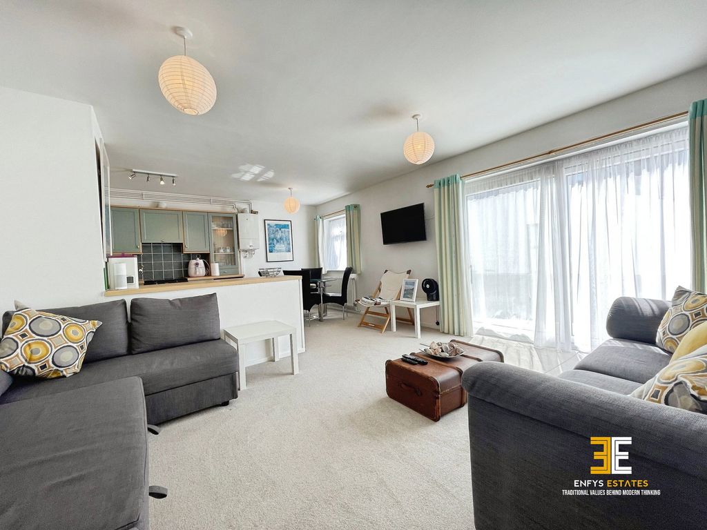 2 bed flat for saleDeganwy Beach, Deganwy LL31 photo 2
