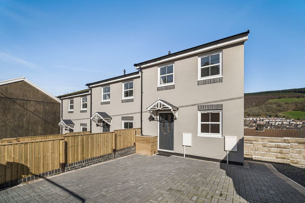 3 bed town house for saleWoodland Street, Mountain Ash CF45