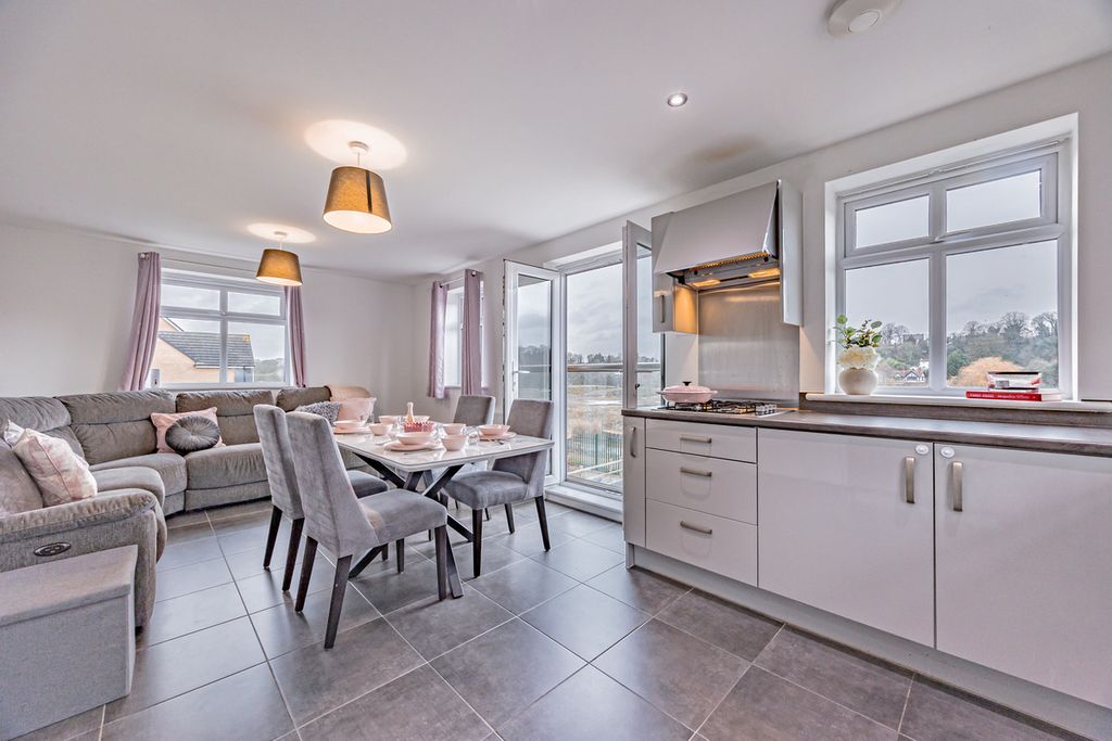 2 bed flat for saleCurzon Avenue, Northwich CW8 photo 5