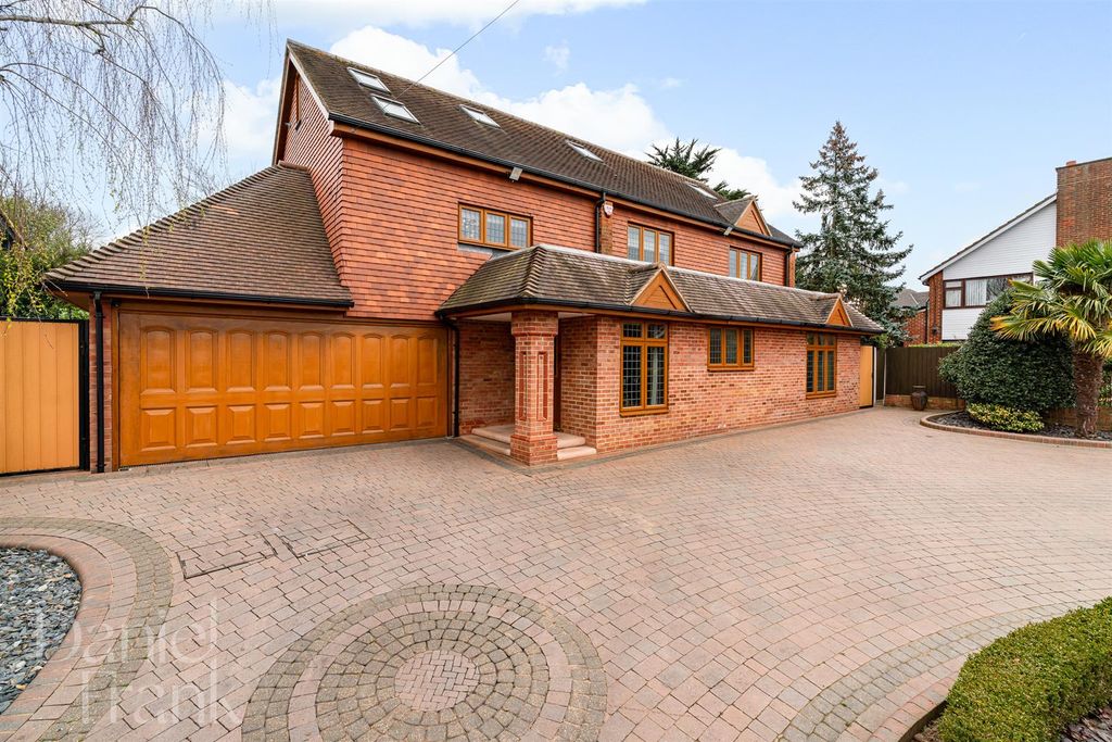 5 bed detached house for saleWest View, Loughton IG10