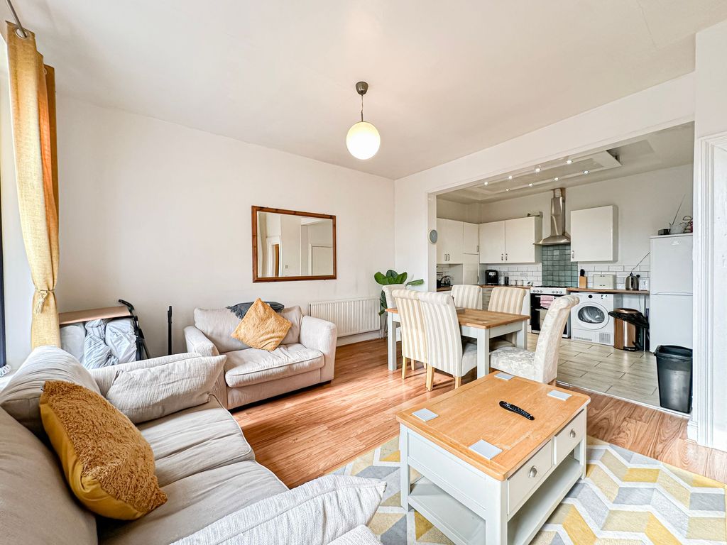 2 bed flat for saleDevonshire Place, Oaklands CH43 photo 3