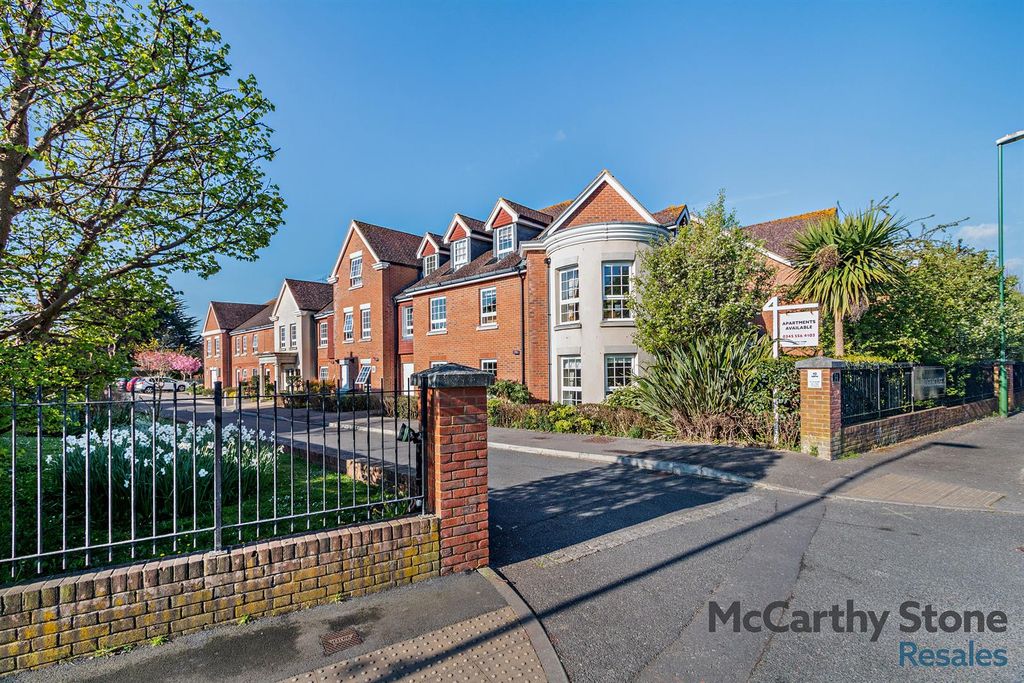 2 bed flat for saleClaridge House, Littlehampton, West Sussex BN17