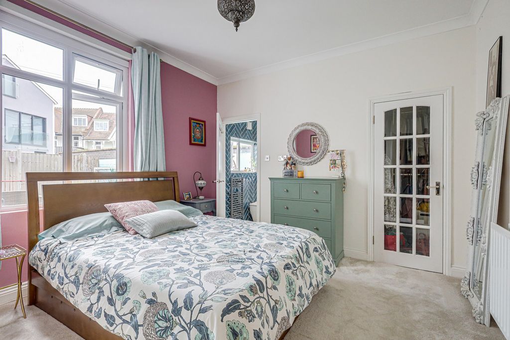 Additional image 13 of 2 bed flat for saleGrand Parade, Leigh-On-Sea SS9