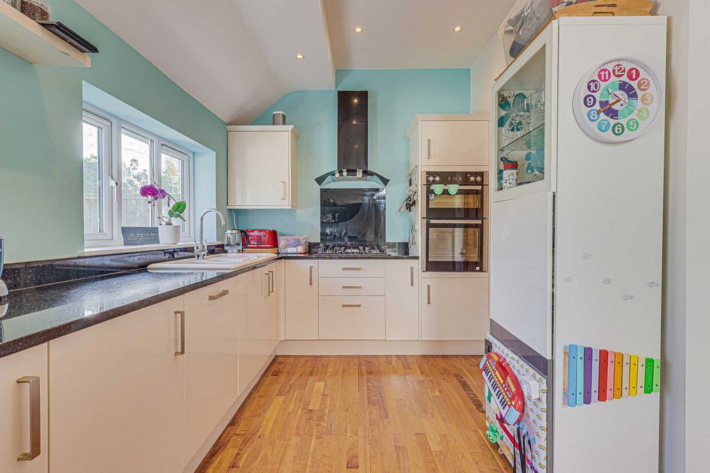 Additional image 3 of 3 bed detached house for saleFernleigh Drive, Leigh-On-Sea SS9