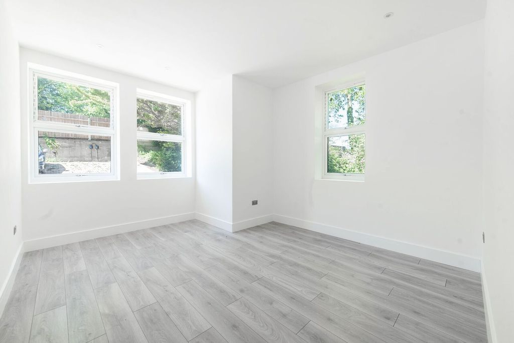 3 bed flat for saleWest End Lane, Pinner HA5 photo 2