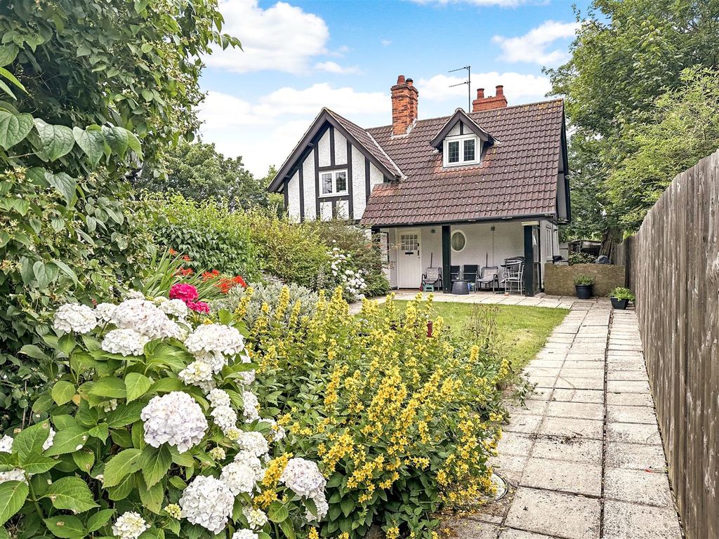 3 bed detached house for saleThe Cottage, Beacon Hill Road, Newark NG24