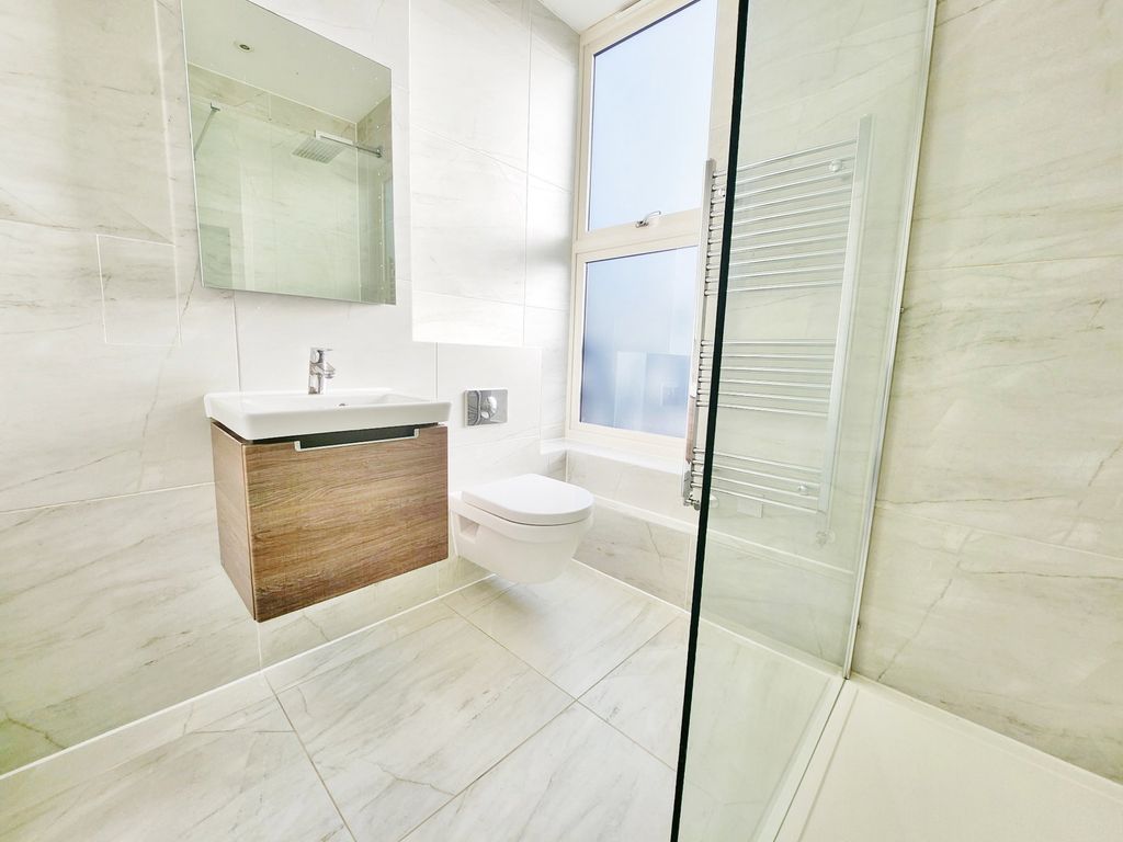 2 bed flat for saleKingsbridge House, Marsh Road, Pinner HA5 photo 5