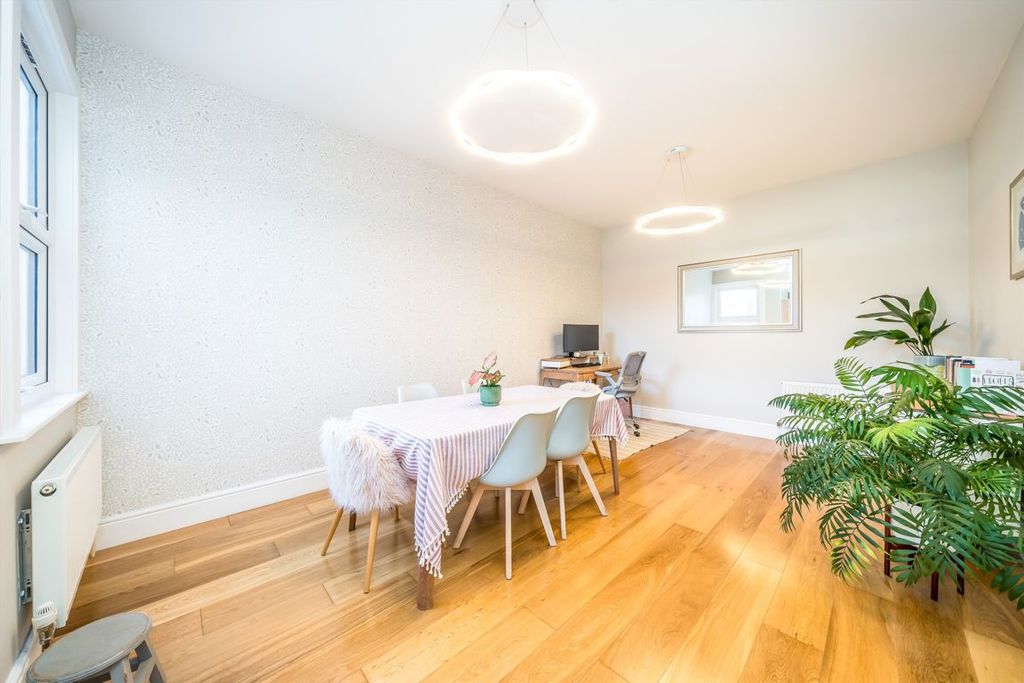 3 bed flat for salePark Avenue, Tooting CR4 photo 4