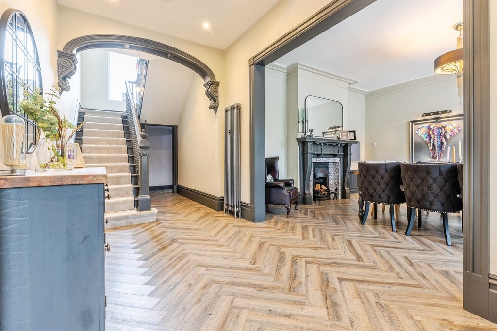 6 bed detached house for saleCarleton Road, Pontefract WF8 photo 4