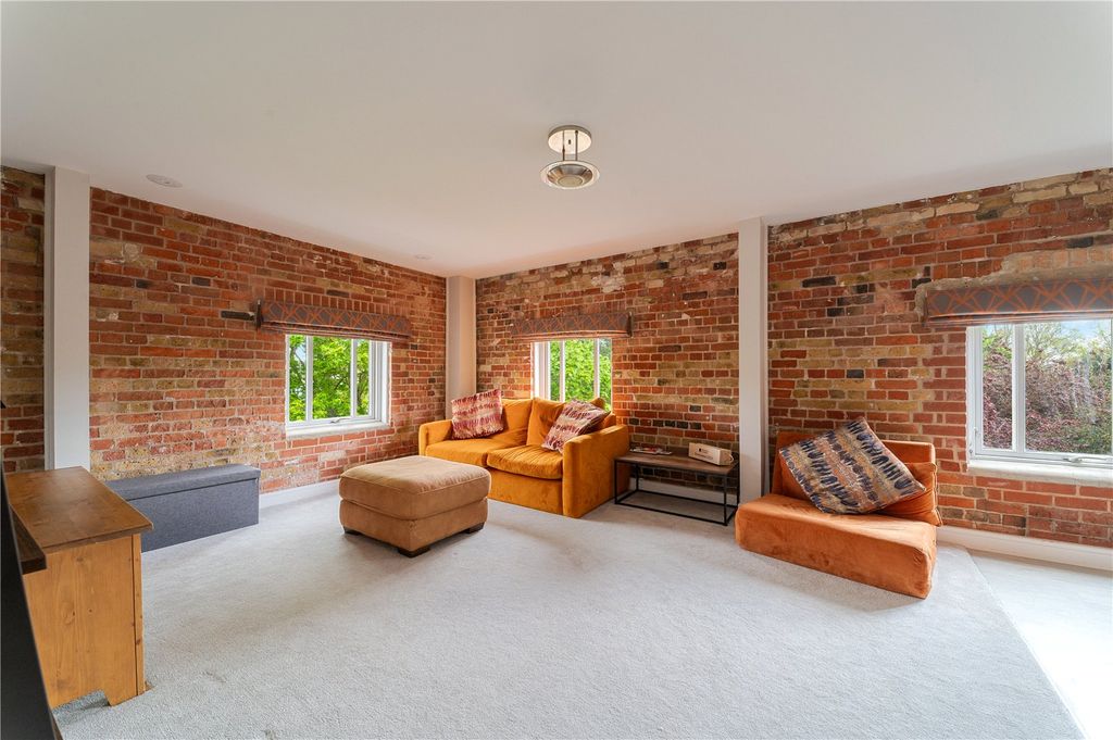 2 bed flat for saleSchool Lane, Mistley, Manningtree, Essex CO11 photo 2