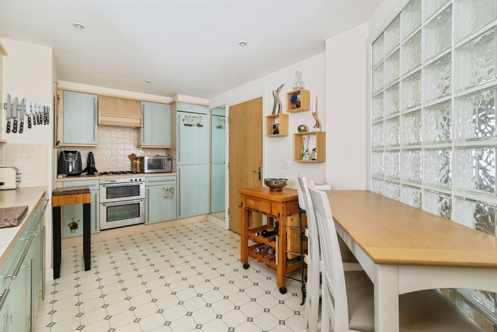 2 bed flat for saleTrinity Way, Minehead TA24 photo 3